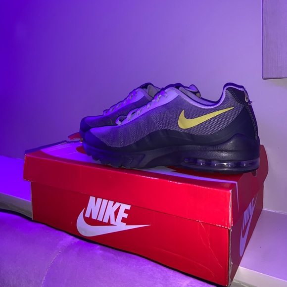 Nike Shoes - NIKE AIR MAX INVIGOR PRINT